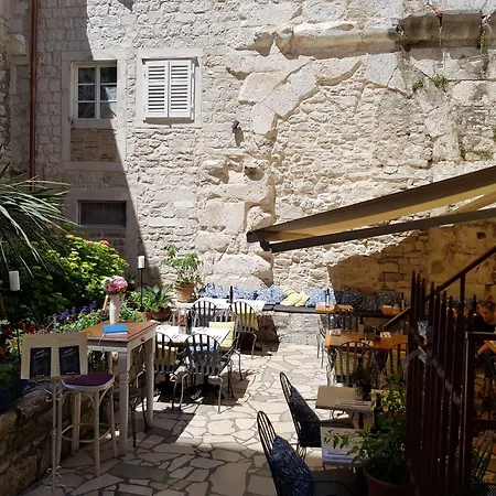 Гостьовий будинок Pylon Спліт